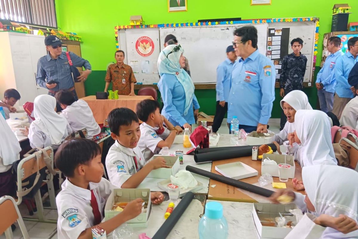 Starting Monday, 3 Million Students Can Eat Nutritious Meals For FREE Worth Rp 10,000 Every Day